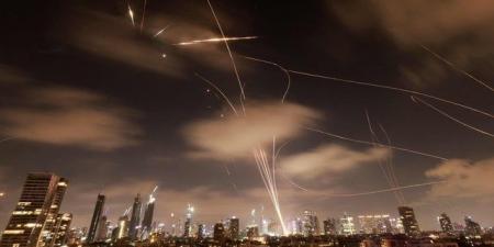 سقوط صواريخ إيرانية في مواقع بمنطقة وسط إسرائيل