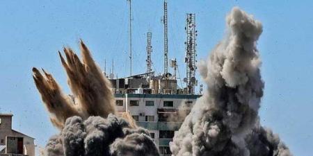 استشهاد 30 فلسطينيا في قصف صهيوني على منتظري المساعدات ومنازل وخيام غزة..#خبر_عاجل