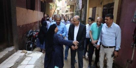«بابي مفتوح لكم دائماً».. محافظ المنيا يستمع للمواطنين ويوجه برفع الإشغالات ويعالج شكاوى النظافة
