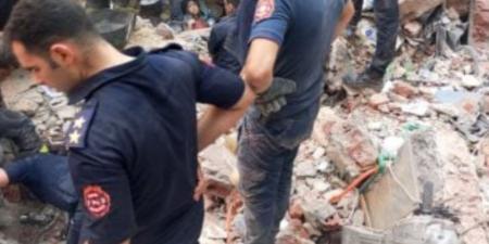 استخراج طفلة على قيد الحياة من أسفل عقار حدائق القبة المنهار بعد 7ساعات بحث