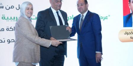 وزير المالية يكرم عددًا من الممولين المتميزين