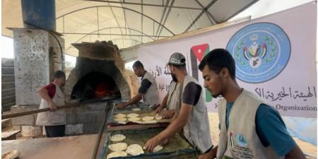 الحملة الأردنية توزع الخبز في مواصي خان يونس
