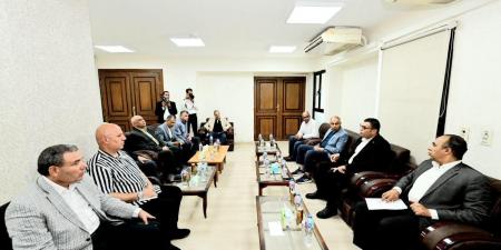 وزير الإسكان ومحافظ المنيا يعقدان اجتماعا مع نواب البرلمان