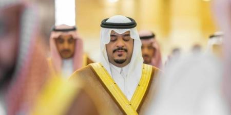 نائب أمير الرياض يؤدي صلاة الميت على الأمير مشعل بن عبدالله