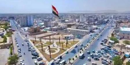 ”لماذا ننبهر بما في مأرب؟”.. سؤال من صحفي تعزي عن تردي الخدمات في مدينته