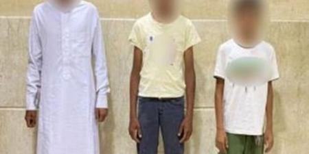 كانوا بيلهوا.. القبض على 3 أطفال لتسلقهم طائرة هيكلية
