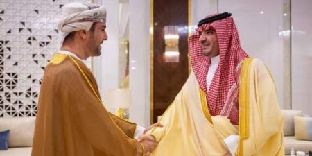 وزير الداخلية يستقبل سفير سلطنة عمان المعيّن حديثًا
