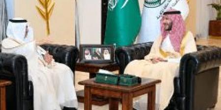 محافظ الطائف يستعرض جهود تنمية الغطاء النباتي ويشيد بتكامل الجهود البيئية