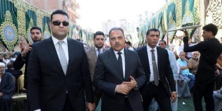 محافظ الشرقية يُؤدى العزاء فى وفاة نائب هيئة النيابة الإدارية