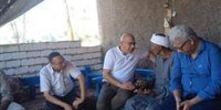 الاعتذار وصل لحد باب البيت.. وكيل صحة قنا يزور مريضًا تضرر من الإهمال الطبي