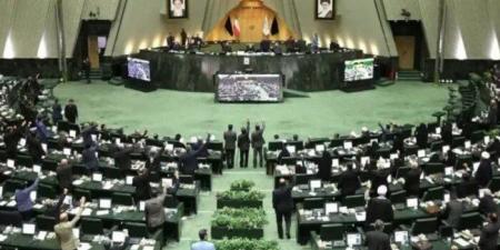 البرلمان الإيراني يوافق على إغلاق مضيق هرمز