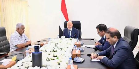 أكد انتظام صرف الرواتب.. الرئيس العليمي يبحث مع هيئة التشاور والأحزاب مستجدات المشهد اليمني والوضع الاقتصادي