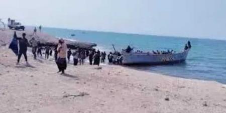 قارب تهريب يُلقي 80 مهاجرًا في أحد سواحل محافظة يمنية للمرة السادسة خلال أسابيع