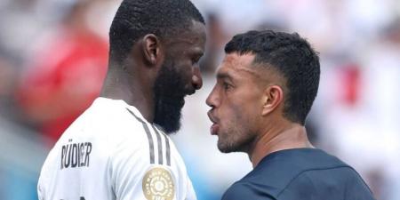بعد اتهامه بالعنصرية ضد نجم ريال مدريد.. لاعب باتشوكا يرد