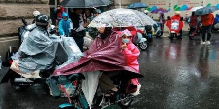 أمطار غزيرة تغمر جنوب غرب الصين مع توقع عواصف