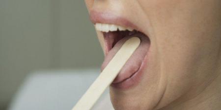 ماذا يكشف اللسان عن صحتنا؟ علامات تحذيرية لا ينبغي تجاهلها