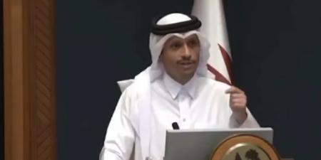 رئيس وزراء قطر مازحا: الناس اللي ما داوموا اليوم ويتحججون بسالفة الحرب بنحاسبهم (فيديو)