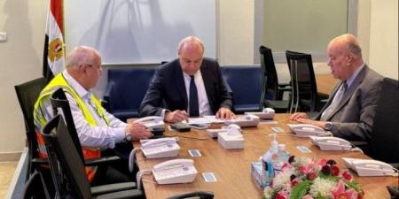 وزير الطيران المدنى يتابع الحركة الجوية من داخل غرفة العمليات وإدارة الأزمات (صور)