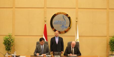 وزير الصناعة والنقل يشهد توقيع عقد بناء سفينتين عملاقتين