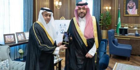 أمير الحدود الشمالية يتسلّم التقرير السنوي لأداء مطارات المنطقة لعام 2024