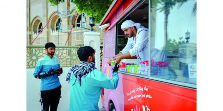 «ثلاجة الفريج» تبدأ توزيع مليونَي عبوة مياه وعصائر ومثلجات على العمال