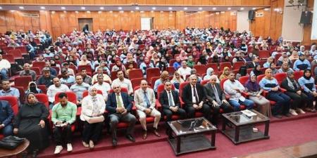 تكريم المشاركين في إعداد مقرجامعة الفيوم الأهلية