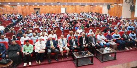 رئيس جامعة الفيوم يكرم المشاركين في إعداد مقر جامعة الفيوم