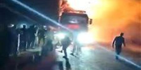 السيطرة على حريق سيارة نقل محمّلة بالتبن إثر ماس كهربائي بطامية في الفيوم