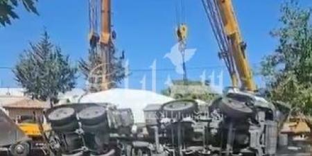 بالفيديو .. جهود إدارة السير مستمرة في رفع العوائق المرورية إثر حادث تدهور صهريج في دابوق