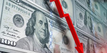 الدولار يقترب من أدنى مستوياته في ثلاث سنوات ونصف
