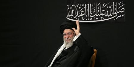 بالفيديو | الإمام الخامنئي يحضر في مراسم عزاء ليلة العاشر في حسينية الإمام الخميني بطهران
