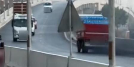 ضبط قائد سيارة نقل للسير عكس الاتجاه أعلى كوبري بالقليوبية