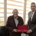محافظ أسوان يهدى مفتاح المدينة لجراح القلب العالمى مجدى يعقوب