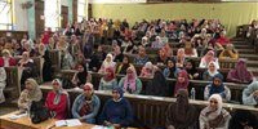 جامعة المنوفية تنظم برنامجا لتحويل معلم اللغة الفرنسية لتدريس اللغة الإنجليزية بالتقسيط.. بعد خروجها من المجموع