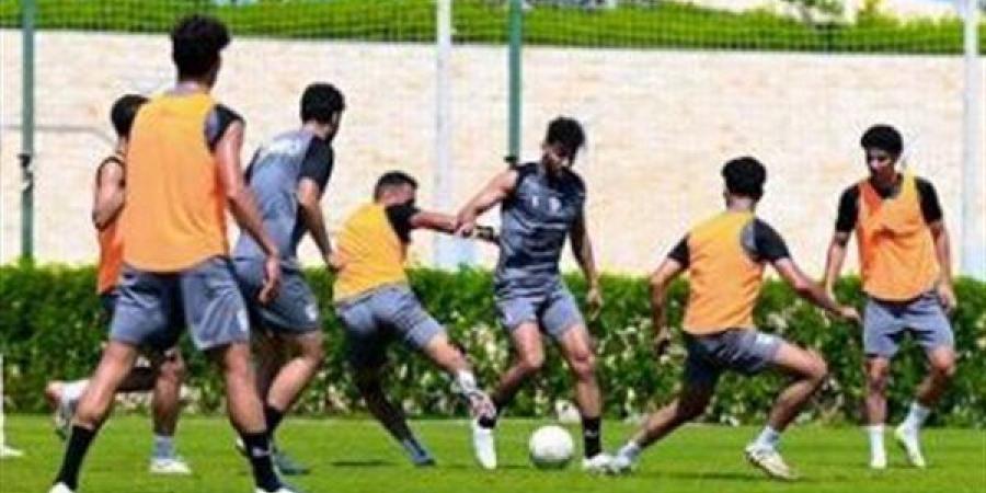 لاعبو الزمالك يؤدون فقرة بدنية خلال المران الصباحي