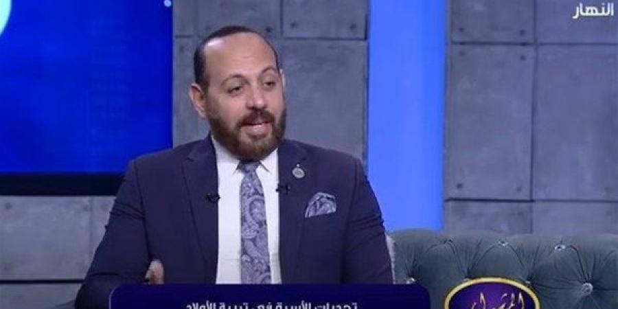 طبيب نفسي: سحب الهاتف من الطفل في هذه الحالة كارثة