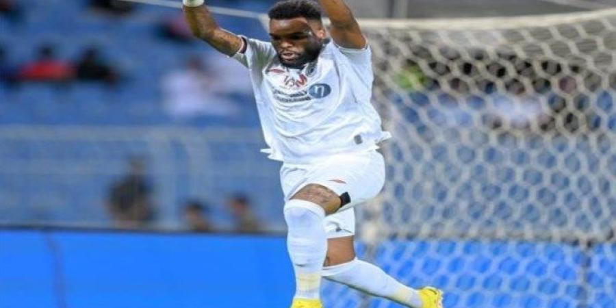 وصول البطاقة الدولية لـ أرون بوبيندزا لاعب الزمالك الجديد (صورة)