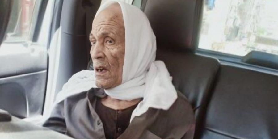 عمره 109 سنوات وأحفاده 55، مسن يحصل على شهادة محو الأمية بعد قرن من الزمان