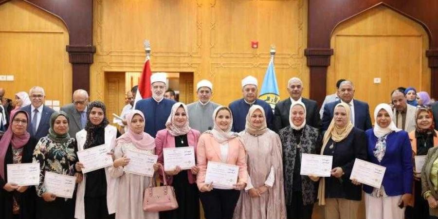 مجلس جامعة الأزهر يكرم المشاركات في برنامج صناعة القيادات النسائية المشرقة