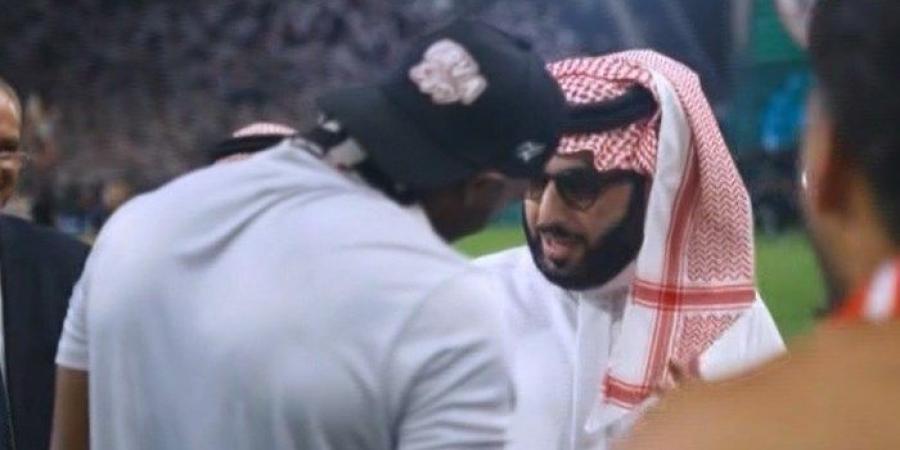 ماذا فعل شيكابالا مع تركي آل الشيخ بعد فوز الزمالك بـ السوبر الإفريقي؟ (فيديو)