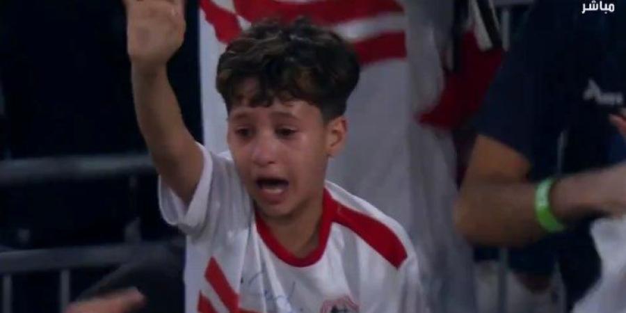 طفل الزمالك «الباكي» يأسر القلوب في مباراة الأهلي، ماذا قال فارس عوض؟ (فيديو)