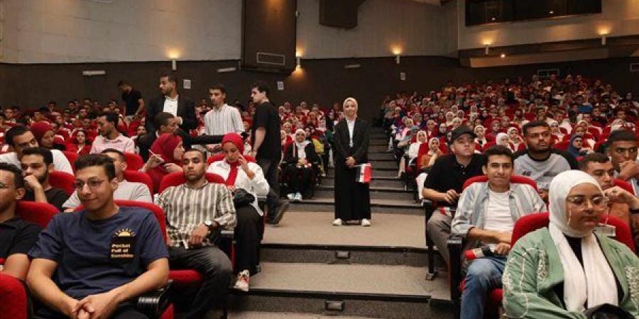 رئيس الجامعة يعقد لقاءً تعريفيًا بطلاب جامعة المنيا الأهلية الجُدد