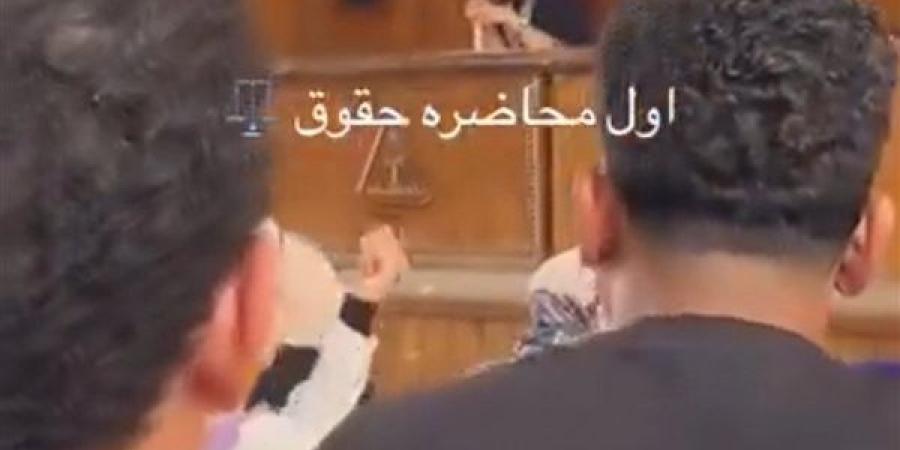 بألفاظ نابية.. أستاذ جامعي بحقوق المنوفية يسب الطلاب أثناء المحاضرة