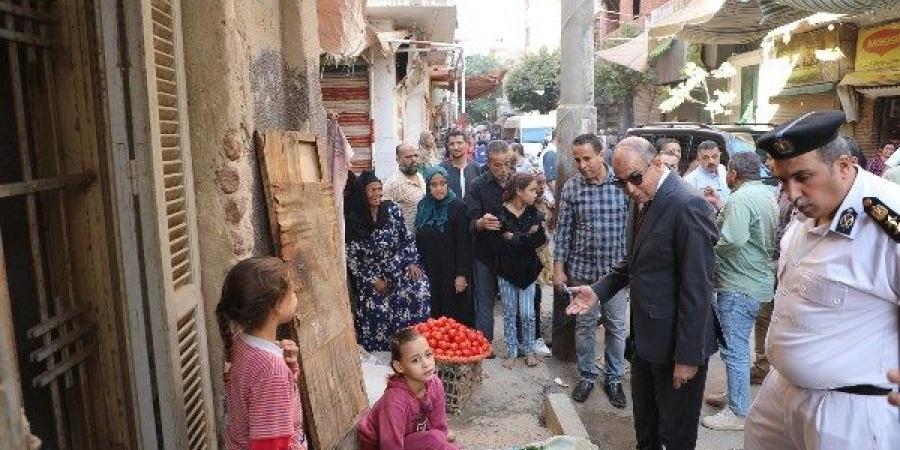 محافظ المنيا يقود حملة تفتيشية مكبرة على أسواق حي غرب وميدان الساعة ل