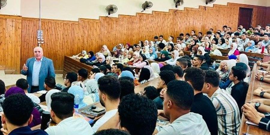 رئيس جامعة الدلتا التكنولوجية يتابع انتظام العملية التعليمية للطلاب الجدد