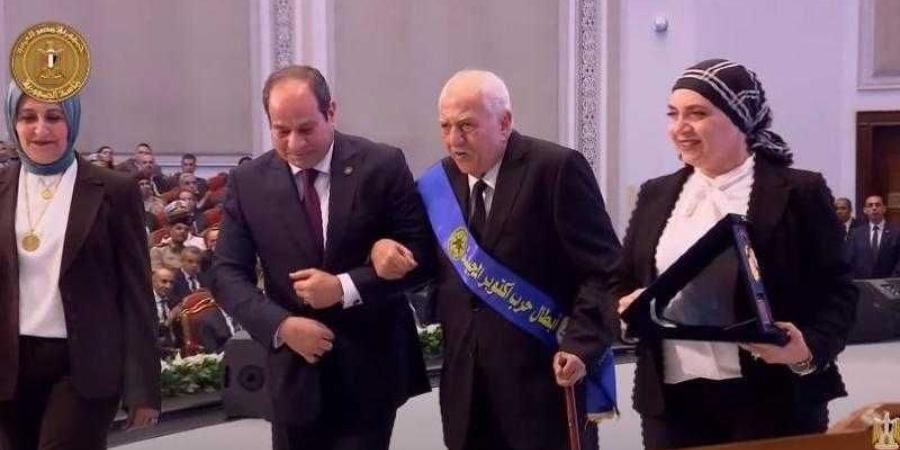 السيسي لأسر شهداء: شعب مصر أصيل لا ينسى مَن ضحى لأجله