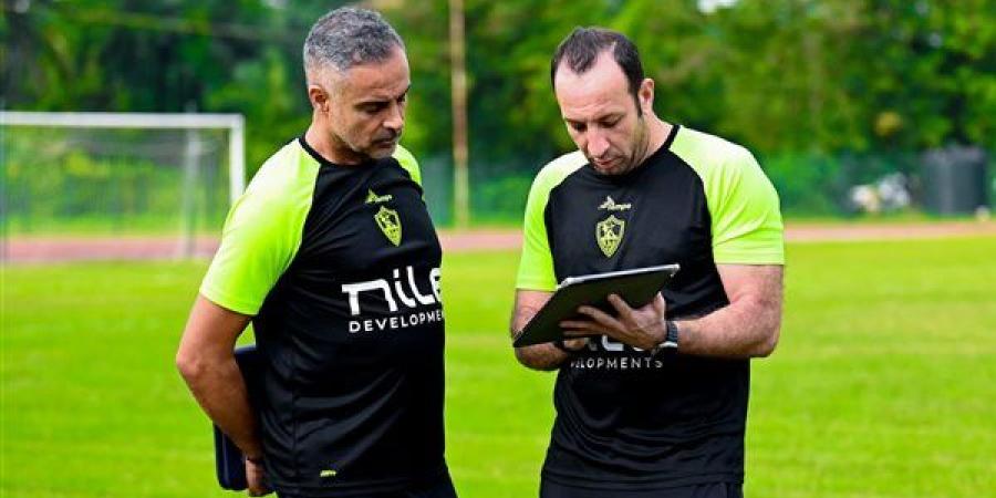 جوميز يعقد جلسة مع معاونيه على هامش مران الزمالك