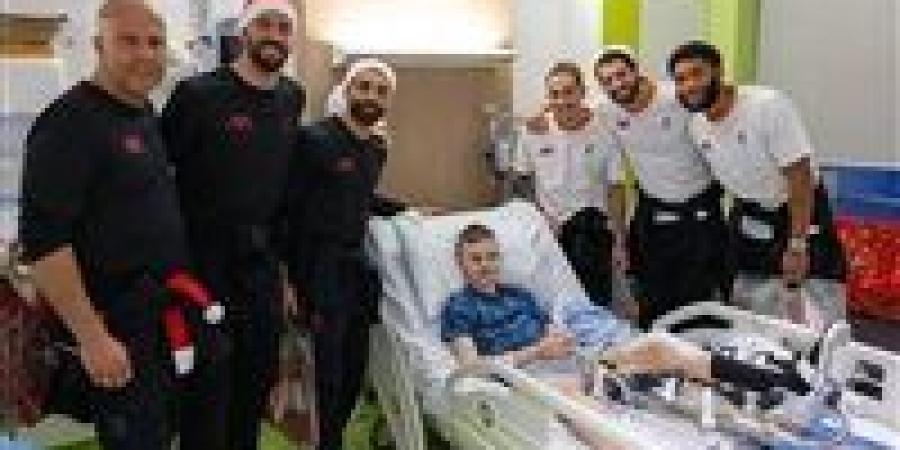 قبل الكريسماس: محمد صلاح يزور مستشفى للأطفال في مدينة ليفربول (صور)