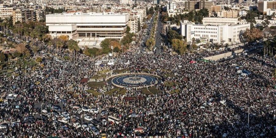 "الشعب السوري واحد" .. الآلاف يحتشدون في دمشق بعد الإطاحة بنظام الأسد