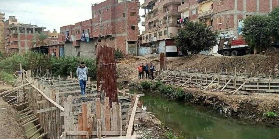 محافظ كفرالشيخ يتابع أعمال إنشاء كوبري صلاح الدين بقلين بتكلفة 8 مليون جنيه